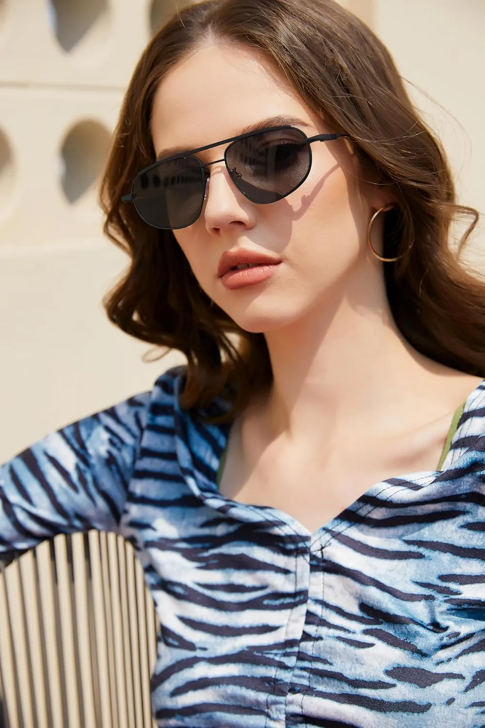 FEISEDY Retro Trendy Aviator Sunglasses Women Men 90s Small Vintage Glasses Stylish Gold Metal Oval Sunglasses B2906