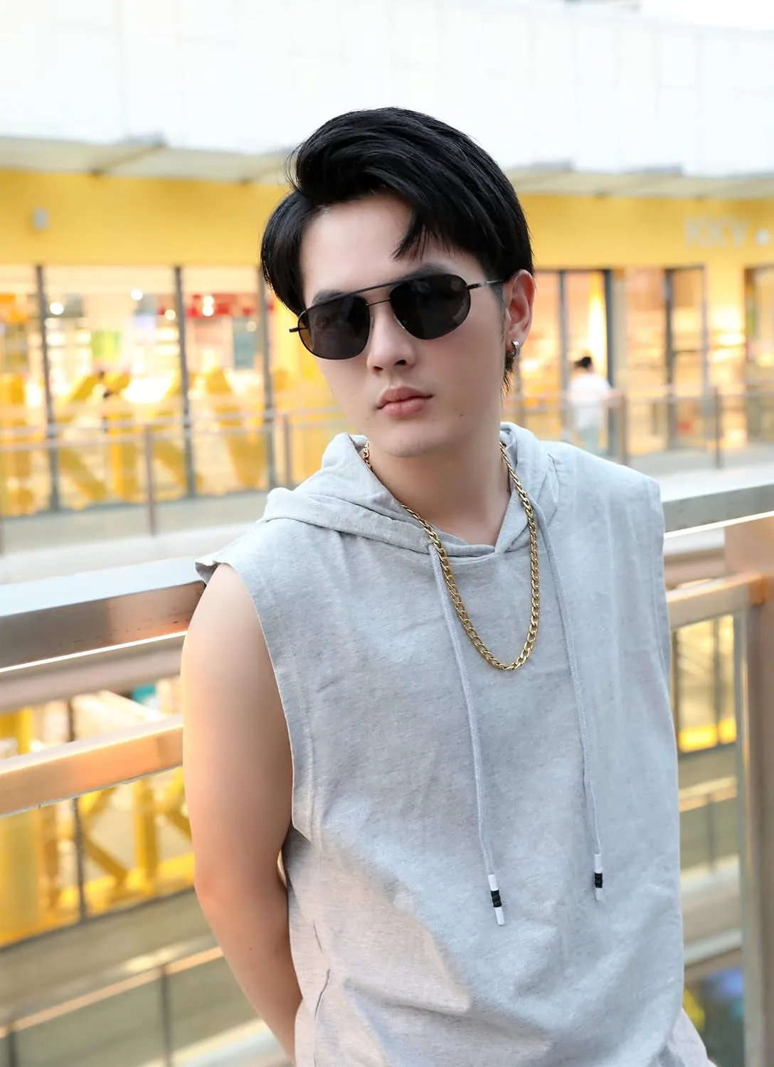 FEISEDY Retro Trendy Aviator Sunglasses Women Men 90s Small Vintage Glasses Stylish Gold Metal Oval Sunglasses B2906