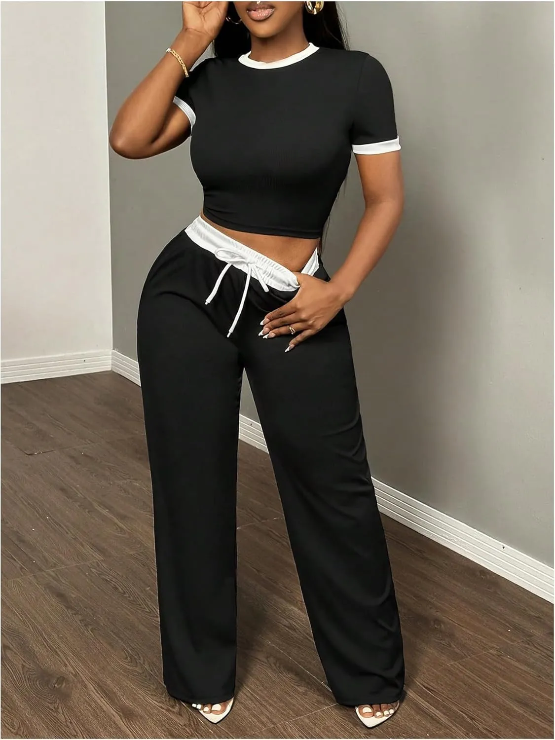 WDIRARA Women's 2 Piece Set Contrast Binding Short Sleeve Drawstring Waist Pants Outfits Tracksuit